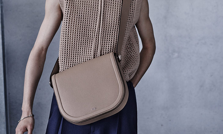 استمتع برحلات الصيف مع حقيبة Fendi Chiodo
